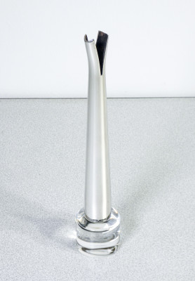 Vaso Moritz, design Lino SABATTINI per Argenteria Sabattini, in metallo argentato e base in vetro. Italia, Anni 90