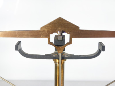 Bilancia da farmacia di precisione, teca in legno, con meccanismo di sollevamento dei piatti, cassetto e pesini. Italia, Fine Ottocento Primo Novecento