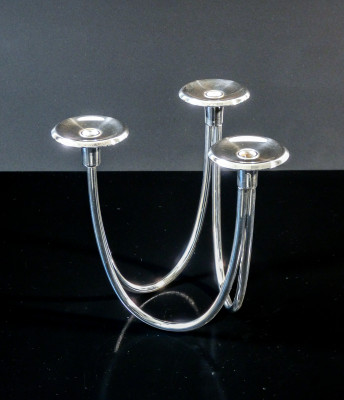 Candelabro di design italiano a tre bracci in metallo argentato. Italia, Anni 70/80