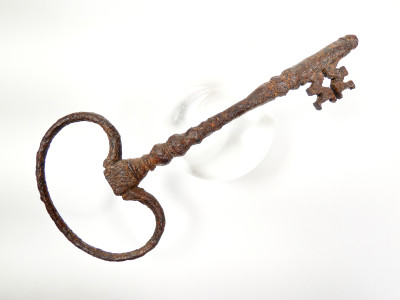 Antica chiave in ferro forgiato e battuto. XVI-XVII sec.
