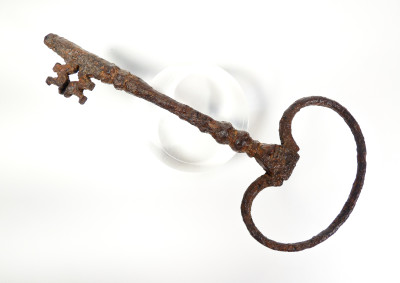Antica chiave in ferro forgiato e battuto. XVI-XVII sec.