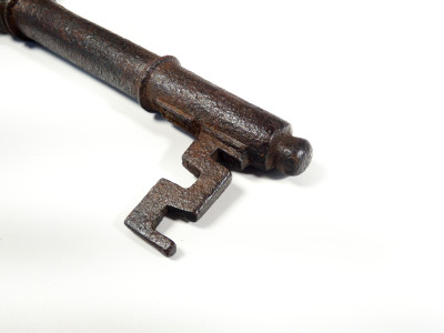 Antica chiave in ferro forgiato e battuto. XVIII-XIX sec.