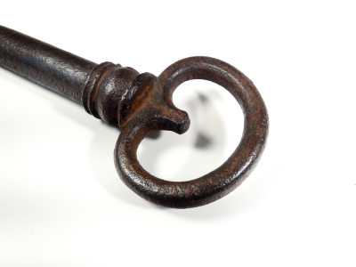 Antica chiave in ferro forgiato e battuto. XVIII-XIX sec.