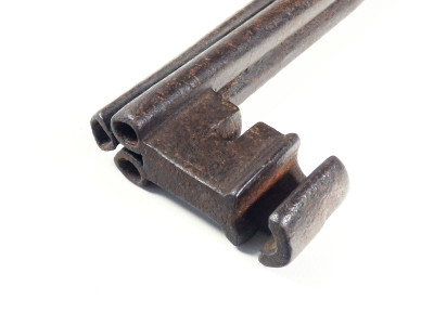 Antica chiave in ferro forgiato e battuto. XVIII-XIX sec.