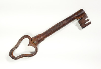 Antica chiave in ferro forgiato e battuto. XVIII-XIX sec.