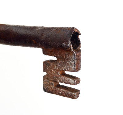 Antica chiave in ferro forgiato e battuto. XVIII-XIX sec.