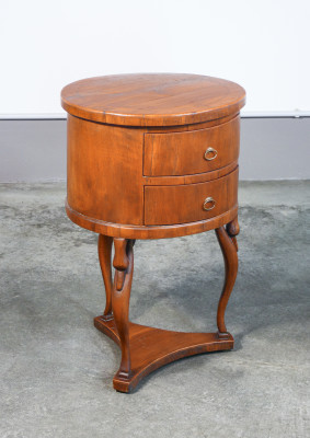 Comodino Impero in legno di noce, con due cassettini e gambe scolpite. Primo Ottocento 