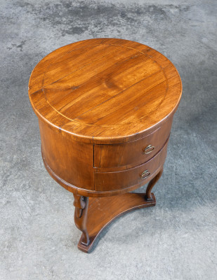 Comodino Impero in legno di noce, con due cassettini e gambe scolpite. Primo Ottocento 