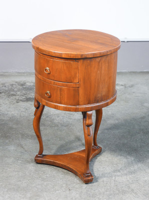 Comodino Impero in legno di noce, con due cassettini e gambe scolpite. Primo Ottocento 