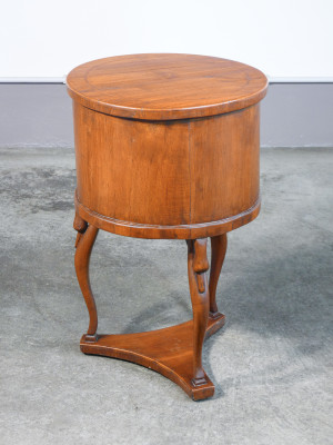 Comodino Impero in legno di noce, con due cassettini e gambe scolpite. Primo Ottocento 