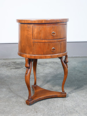 Comodino Impero in legno di noce, con due cassettini e gambe scolpite. Primo Ottocento 