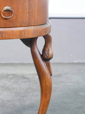 Comodino Impero in legno di noce, con due cassettini e gambe scolpite. Primo Ottocento 