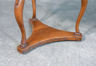 Comodino Impero in legno di noce, con due cassettini e gambe scolpite. Primo Ottocento 