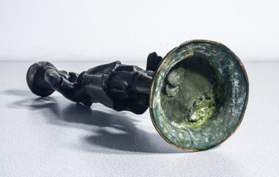 Coppia di portacandele in bronzo raffiguranti due moretti, una donna e un uomo. Fine Ottocento Primo Novecento