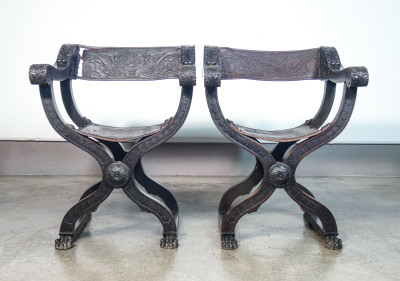 Coppia di sedie Dantesca in legno massello di noce e cuoio. Seconda metà dell'Ottocento