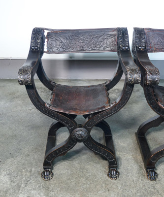 Coppia di sedie Dantesca in legno massello di noce e cuoio. Seconda metà dell'Ottocento