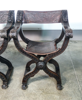 Coppia di sedie Dantesca in legno massello di noce e cuoio. Seconda metà dell'Ottocento