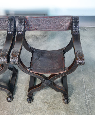 Coppia di sedie Dantesca in legno massello di noce e cuoio. Seconda metà dell'Ottocento