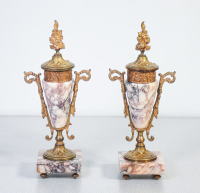 Coppia di urne, anfore in stile neoclassico in marmo e bronzo dorato. Ottocento