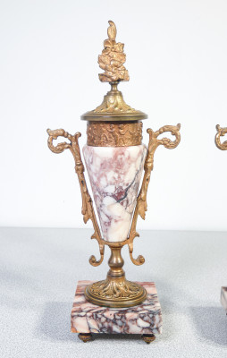 Coppia di urne, anfore in stile neoclassico in marmo e bronzo dorato. Ottocento