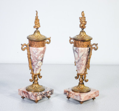 Coppia di urne, anfore in stile neoclassico in marmo e bronzo dorato. Ottocento
