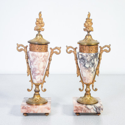 Coppia di urne, anfore in stile neoclassico in marmo e bronzo dorato. Ottocento