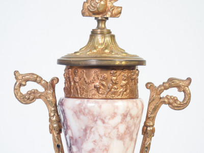 Coppia di urne, anfore in stile neoclassico in marmo e bronzo dorato. Ottocento