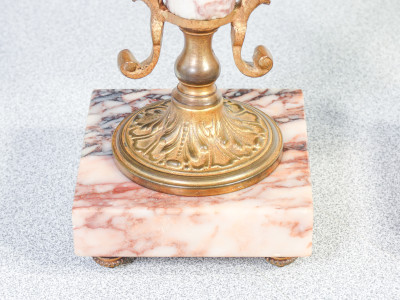 Coppia di urne, anfore in stile neoclassico in marmo e bronzo dorato. Ottocento