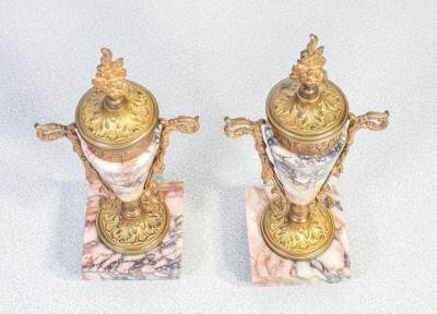 Coppia di urne, anfore in stile neoclassico in marmo e bronzo dorato. Ottocento