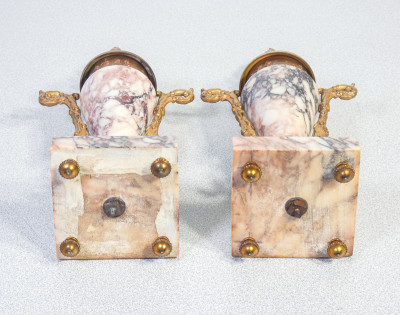 Coppia di urne, anfore in stile neoclassico in marmo e bronzo dorato. Ottocento