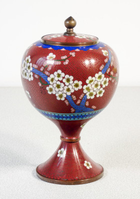 Coppia di vasi cloisonné con coperchio, decorazione con motivi vegetali e floreali su fondo rosso. XX sec.
