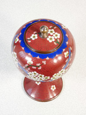 Coppia di vasi cloisonné con coperchio, decorazione con motivi vegetali e floreali su fondo rosso. XX sec.
