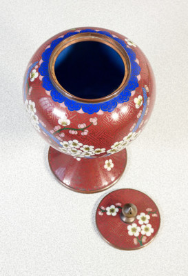 Coppia di vasi cloisonné con coperchio, decorazione con motivi vegetali e floreali su fondo rosso. XX sec.