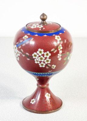 Coppia di vasi cloisonné con coperchio, decorazione con motivi vegetali e floreali su fondo rosso. XX sec.