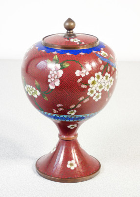 Coppia di vasi cloisonné con coperchio, decorazione con motivi vegetali e floreali su fondo rosso. XX sec.