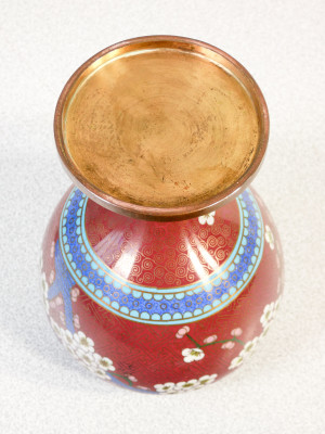 Coppia di vasi cloisonné con coperchio, decorazione con motivi vegetali e floreali su fondo rosso. XX sec.