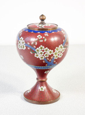 Coppia di vasi cloisonné con coperchio, decorazione con motivi vegetali e floreali su fondo rosso. XX sec.