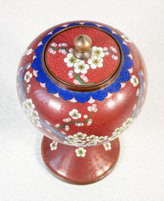 Coppia di vasi cloisonné con coperchio, decorazione con motivi vegetali e floreali su fondo rosso. XX sec.