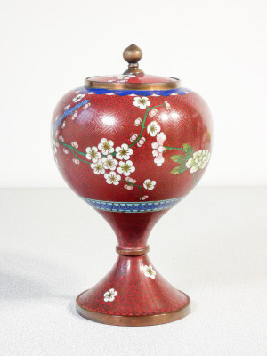 Coppia di vasi cloisonné con coperchio, decorazione con motivi vegetali e floreali su fondo rosso. XX sec.