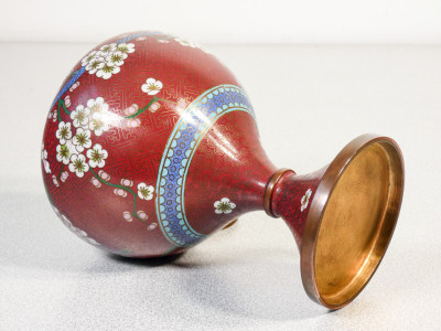 Coppia di vasi cloisonné con coperchio, decorazione con motivi vegetali e floreali su fondo rosso. XX sec.