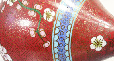 Coppia di vasi cloisonné con coperchio, decorazione con motivi vegetali e floreali su fondo rosso. XX sec.