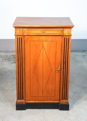 Credenza Luigi XVI in legno di ciliegio e piano in noce, con dettagli ebanizzati. Secondo Ottocento