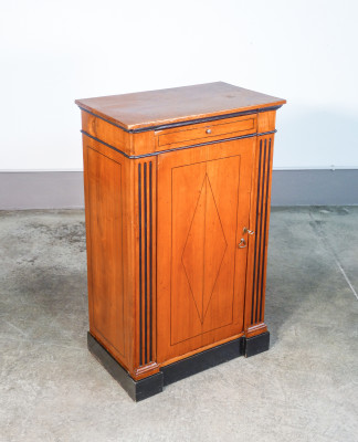 Credenza Luigi XVI in legno di ciliegio e piano in noce, con dettagli ebanizzati. Secondo Ottocento