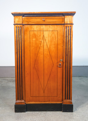 Credenza Luigi XVI in legno di ciliegio e piano in noce, con dettagli ebanizzati. Secondo Ottocento