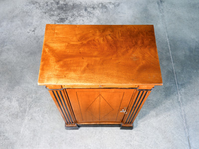 Credenza Luigi XVI in legno di ciliegio e piano in noce, con dettagli ebanizzati. Secondo Ottocento