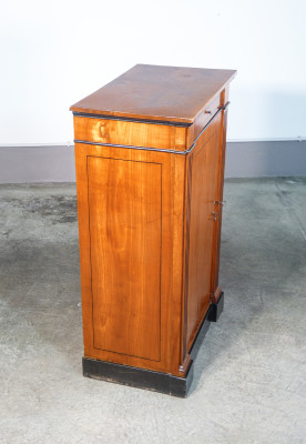 Credenza Luigi XVI in legno di ciliegio e piano in noce, con dettagli ebanizzati. Secondo Ottocento