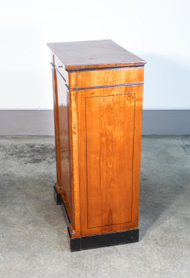 Credenza Luigi XVI in legno di ciliegio e piano in noce, con dettagli ebanizzati. Secondo Ottocento