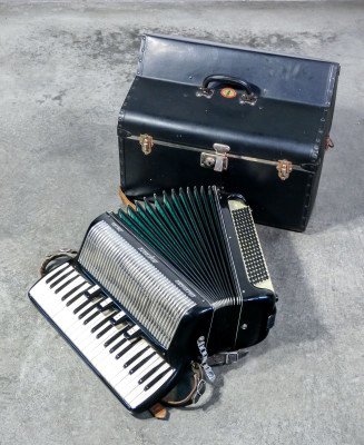 Fisarmonica cromatica GALVAGNO a 120 bassi, con custodia originale. Monforte d'Alba