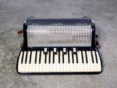 Fisarmonica cromatica GALVAGNO a 120 bassi, con custodia originale. Monforte d'Alba