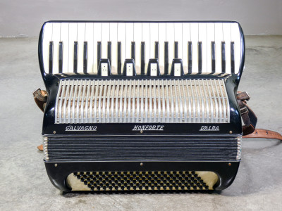Fisarmonica cromatica GALVAGNO a 120 bassi, con custodia originale. Monforte d'Alba